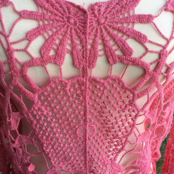 Embroidered dual color top - Picture 3 of 7